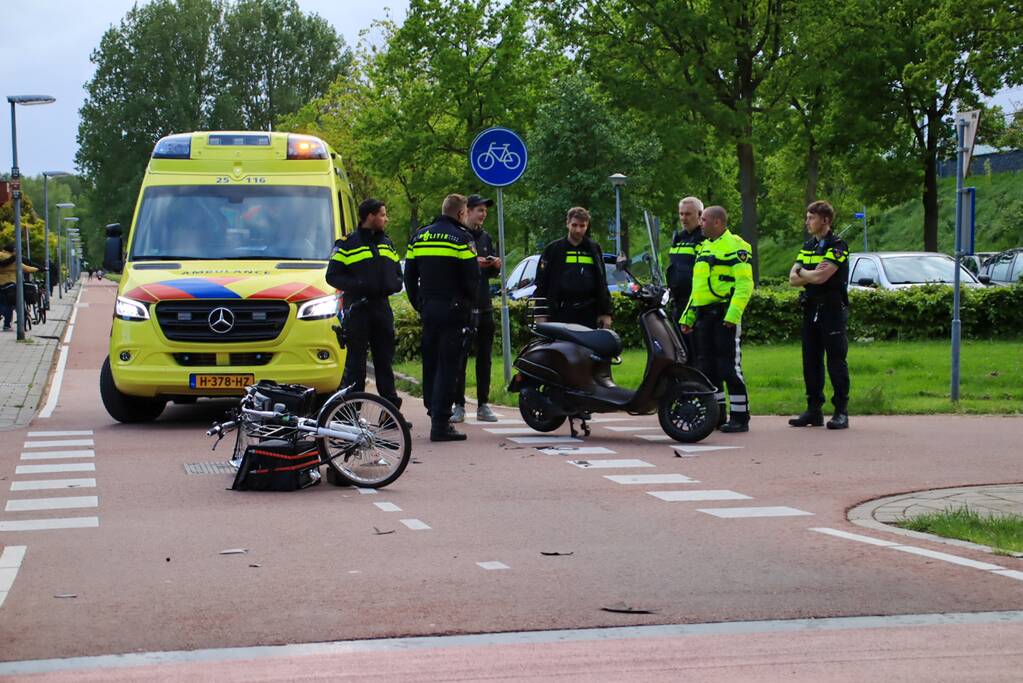 Fietser en scooterrijder met elkaar in botsing