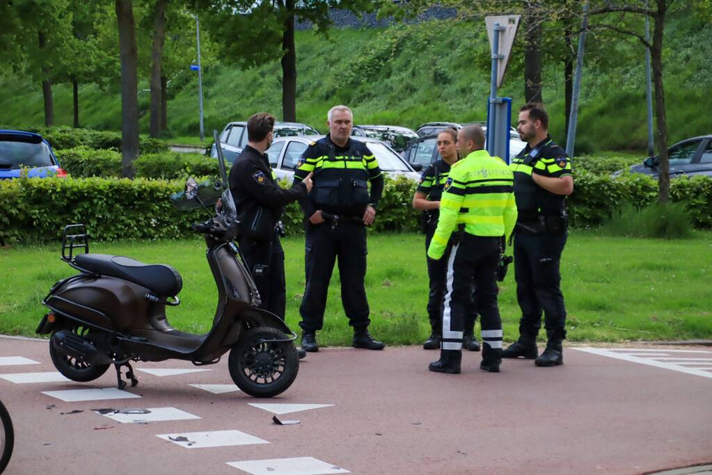 Fietser en scooterrijder met elkaar in botsing