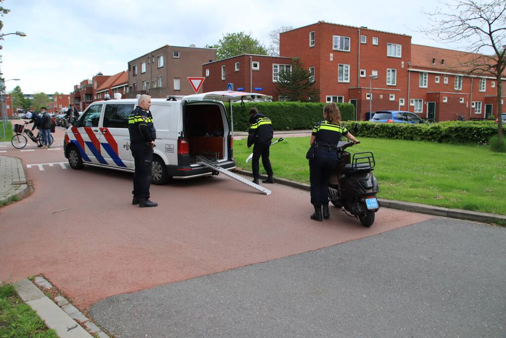 Fietser en scooterrijder met elkaar in botsing