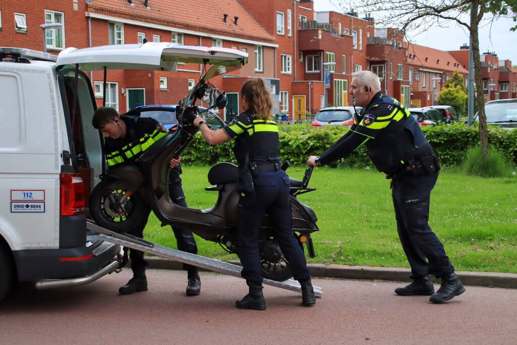 Fietser en scooterrijder met elkaar in botsing