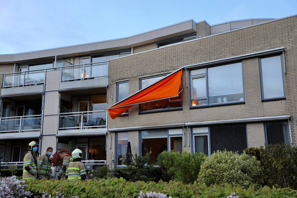 Brandweer ingezet voor loshangend zonnescherm