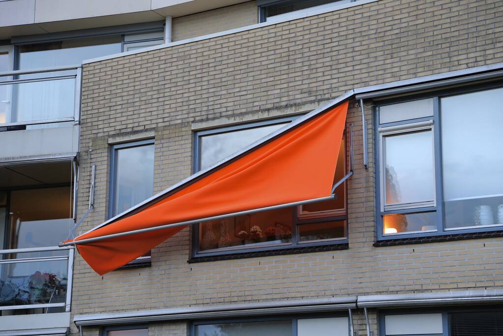 Brandweer ingezet voor loshangend zonnescherm