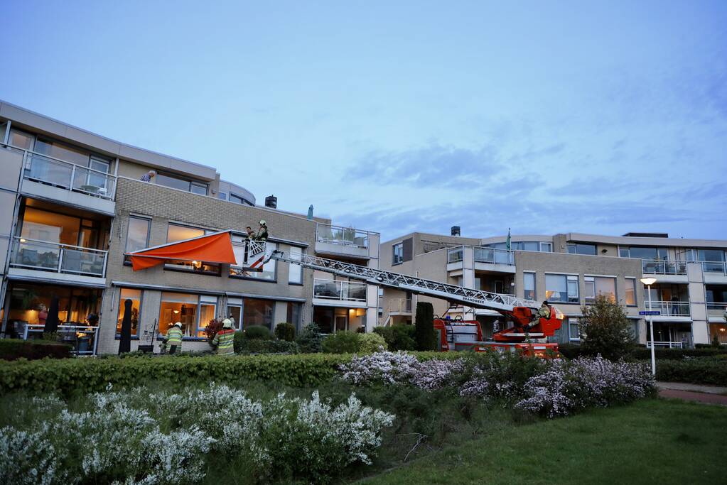 Brandweer ingezet voor loshangend zonnescherm