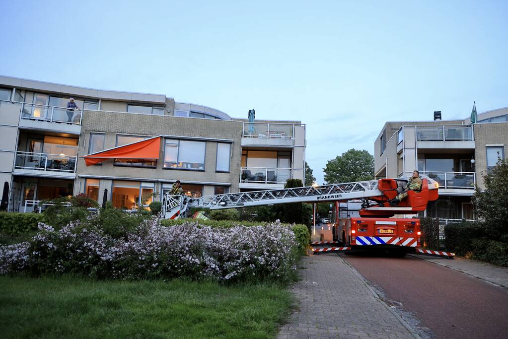 Brandweer ingezet voor loshangend zonnescherm