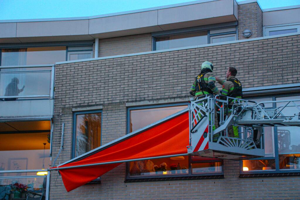 Brandweer ingezet voor loshangend zonnescherm