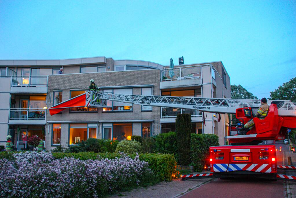 Brandweer ingezet voor loshangend zonnescherm