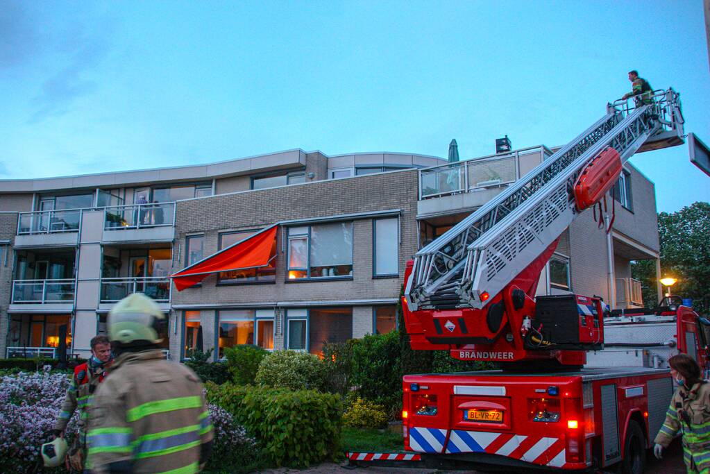Brandweer ingezet voor loshangend zonnescherm
