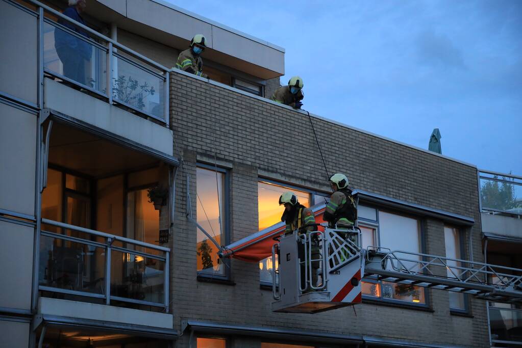Brandweer ingezet voor loshangend zonnescherm