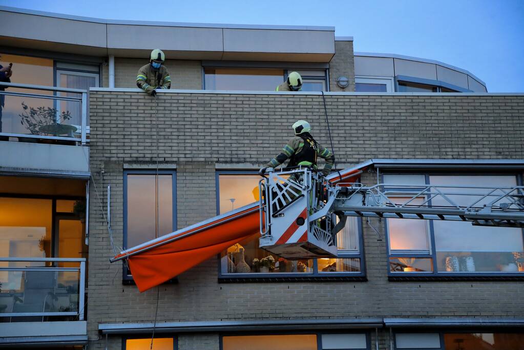 Brandweer ingezet voor loshangend zonnescherm