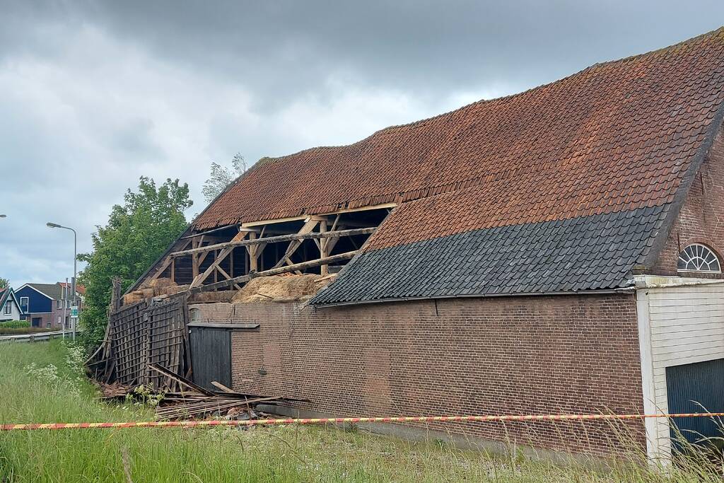 Stuk dak waait van boerenschuur