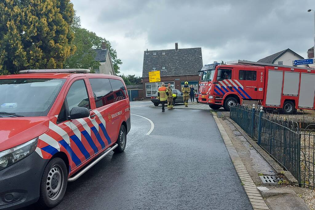 Stuk dak waait van boerenschuur
