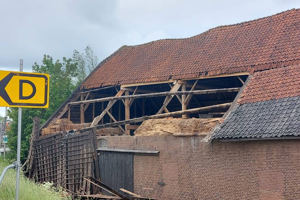 Stuk dak waait van boerenschuur