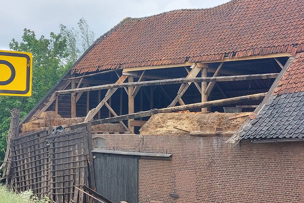 Stuk dak waait van boerenschuur