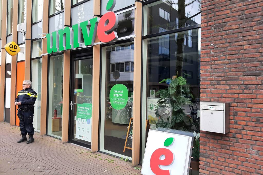 Gedeelte Univé bord hangt naar beneden