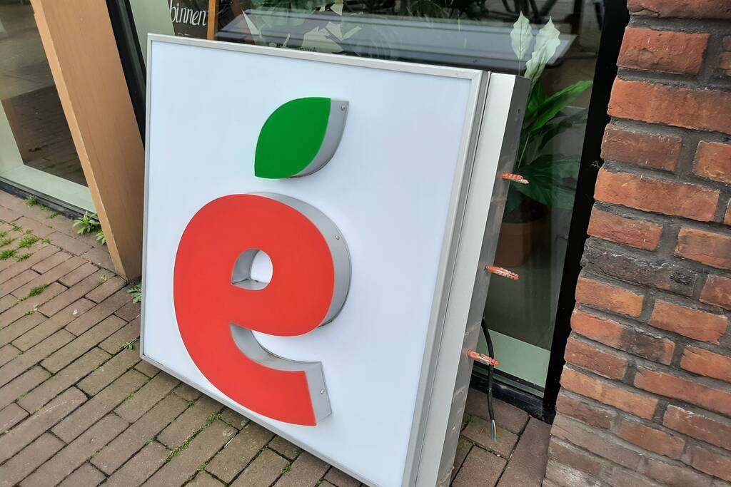 Gedeelte Univé bord hangt naar beneden