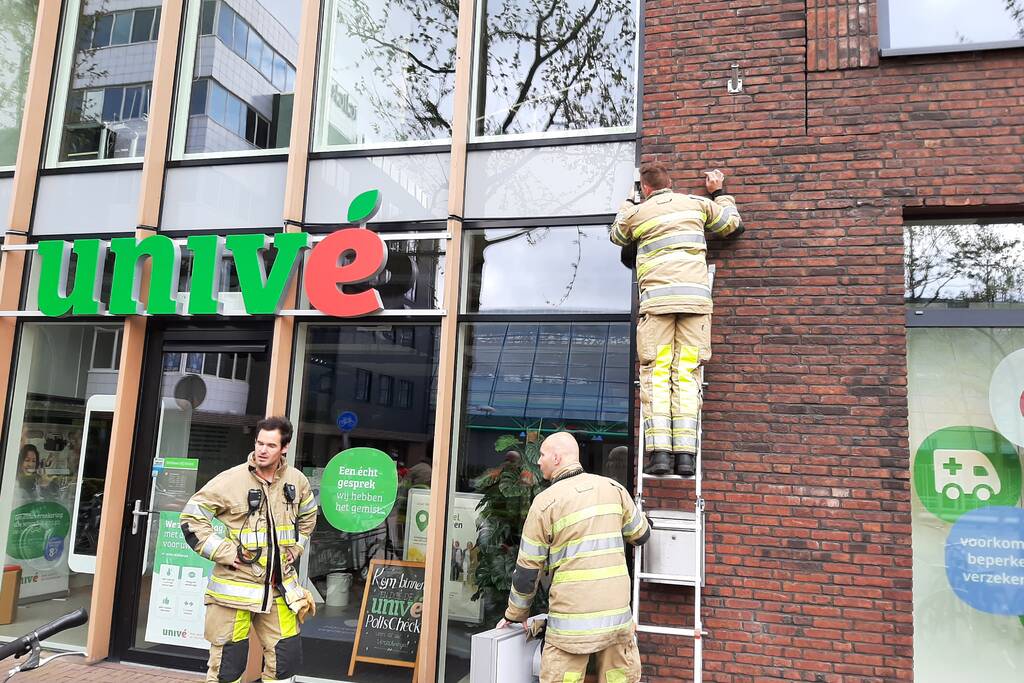 Gedeelte Univé bord hangt naar beneden