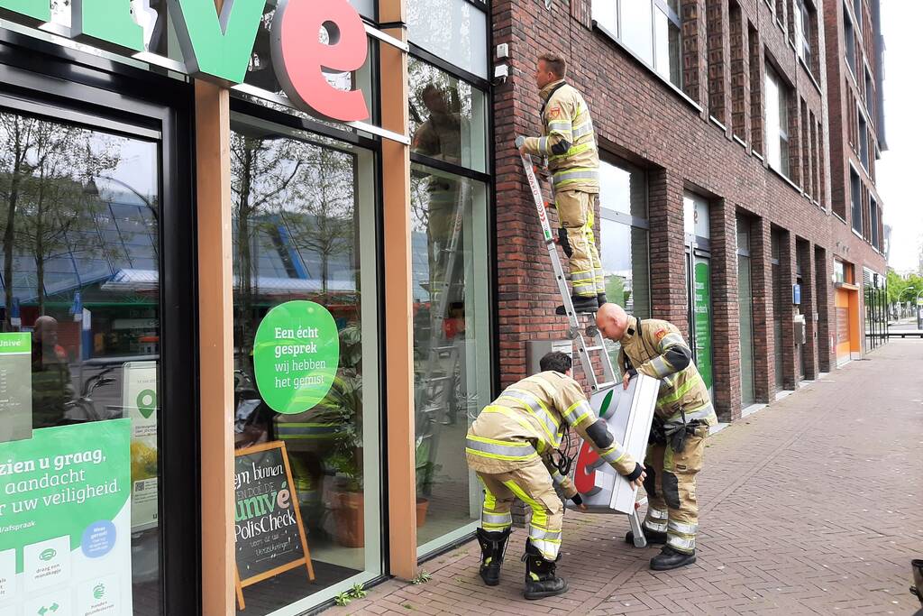 Gedeelte Univé bord hangt naar beneden