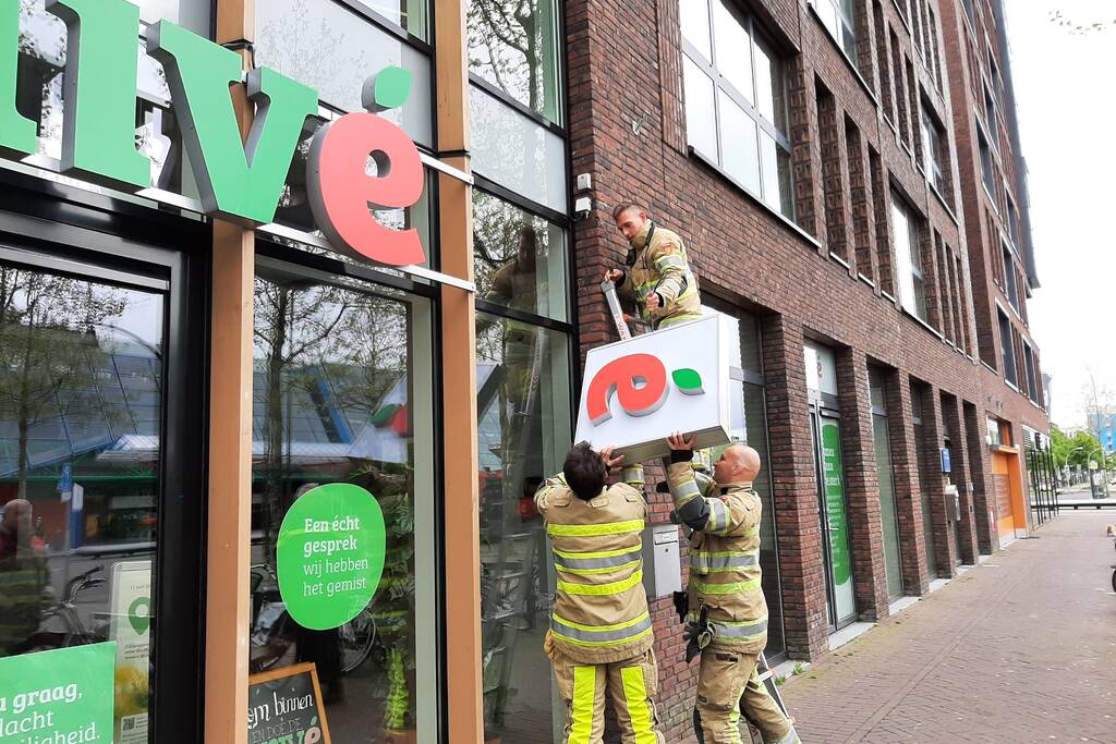 Gedeelte Univé bord hangt naar beneden