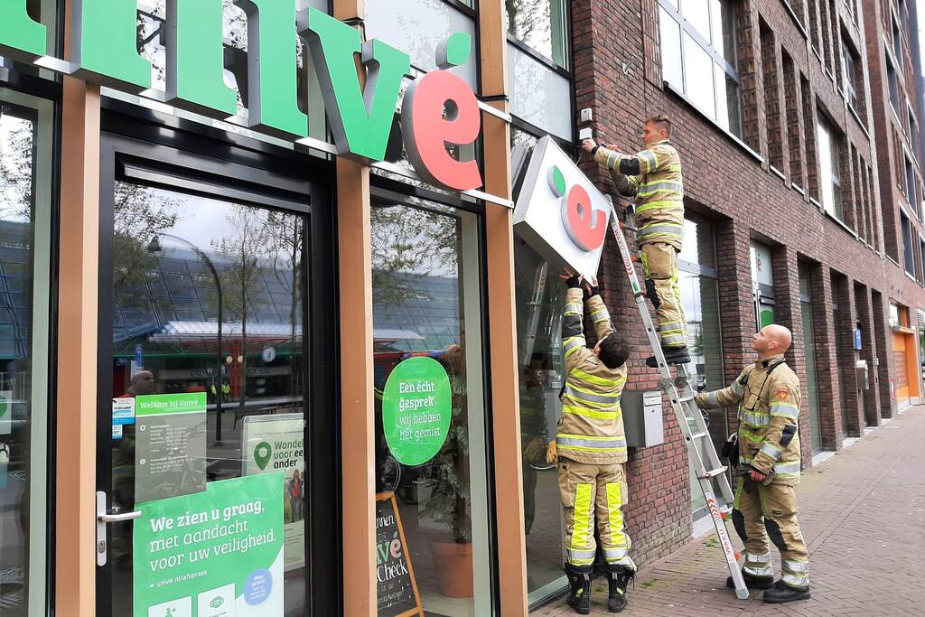 Gedeelte Univé bord hangt naar beneden