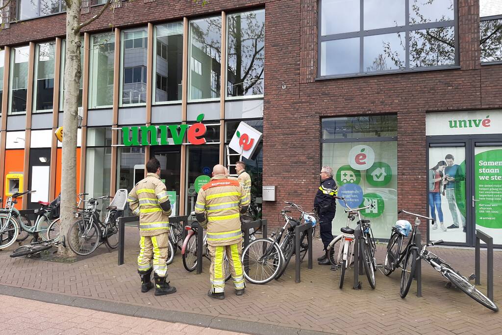 Gedeelte Univé bord hangt naar beneden