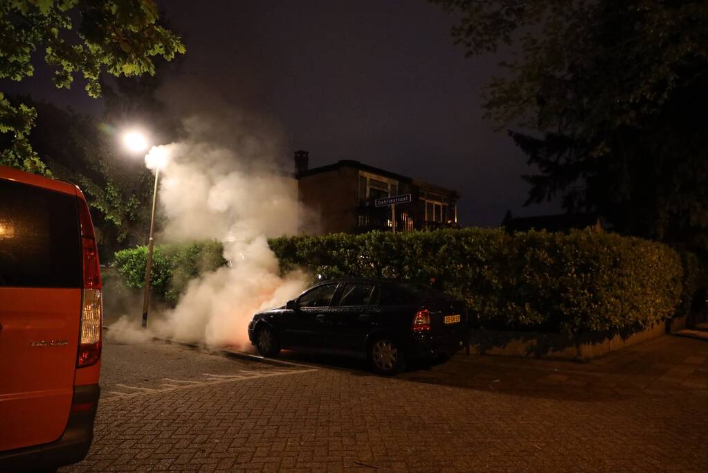 Voorzijde van auto in brand