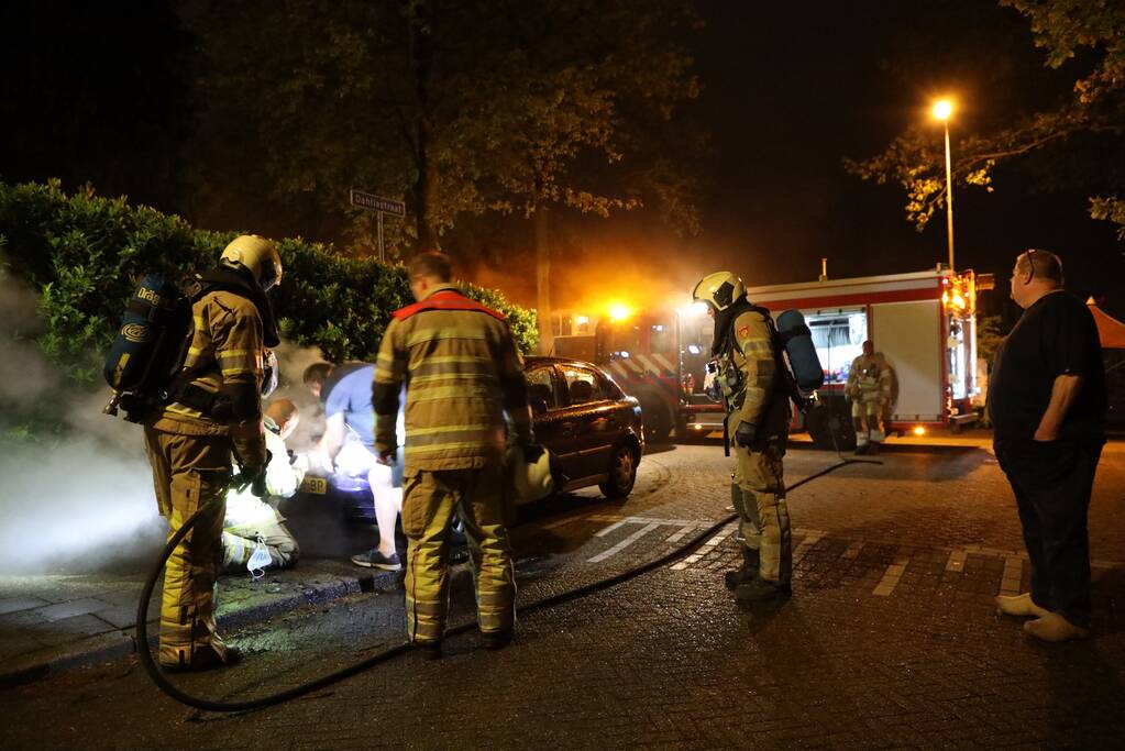 Voorzijde van auto in brand