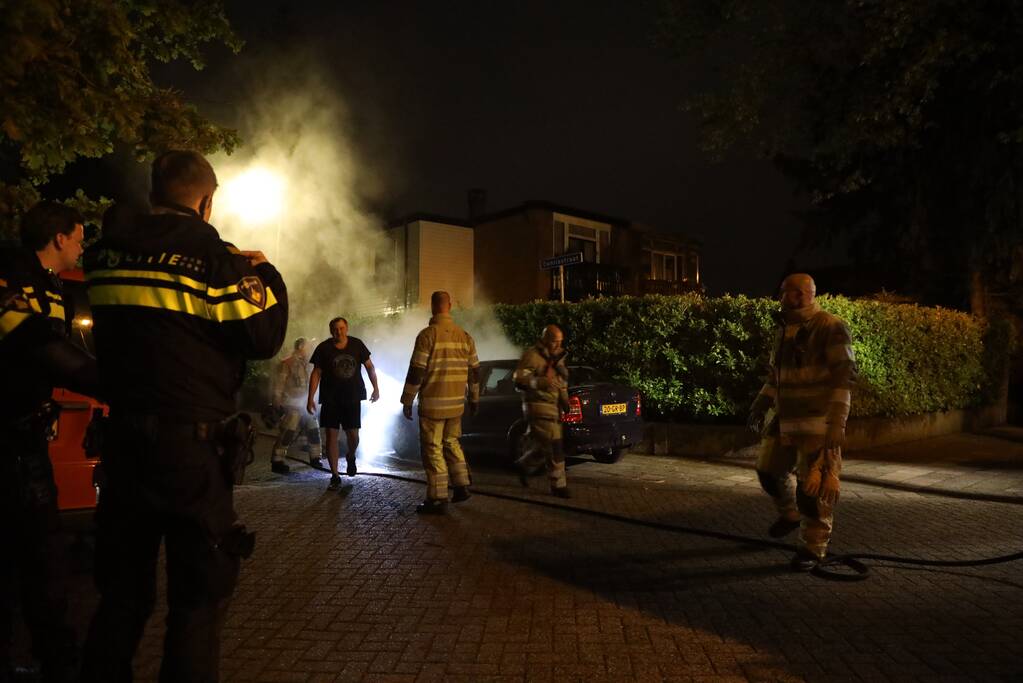 Voorzijde van auto in brand