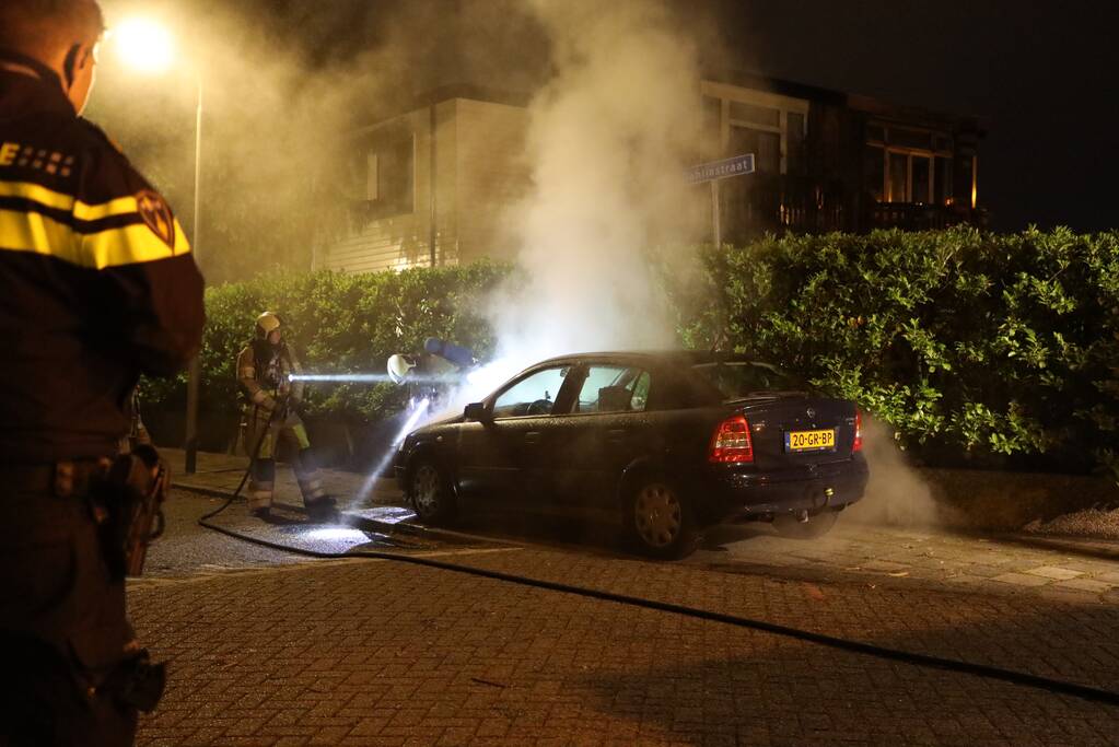 Voorzijde van auto in brand