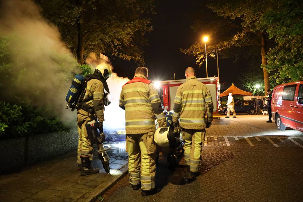 Voorzijde van auto in brand