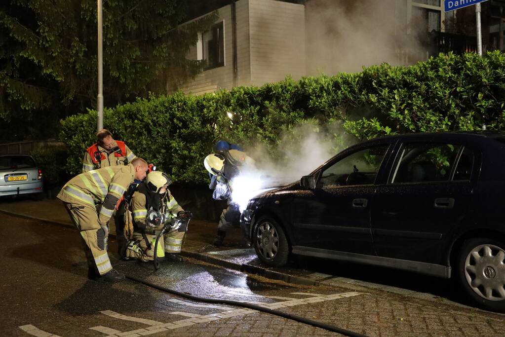 Voorzijde van auto in brand