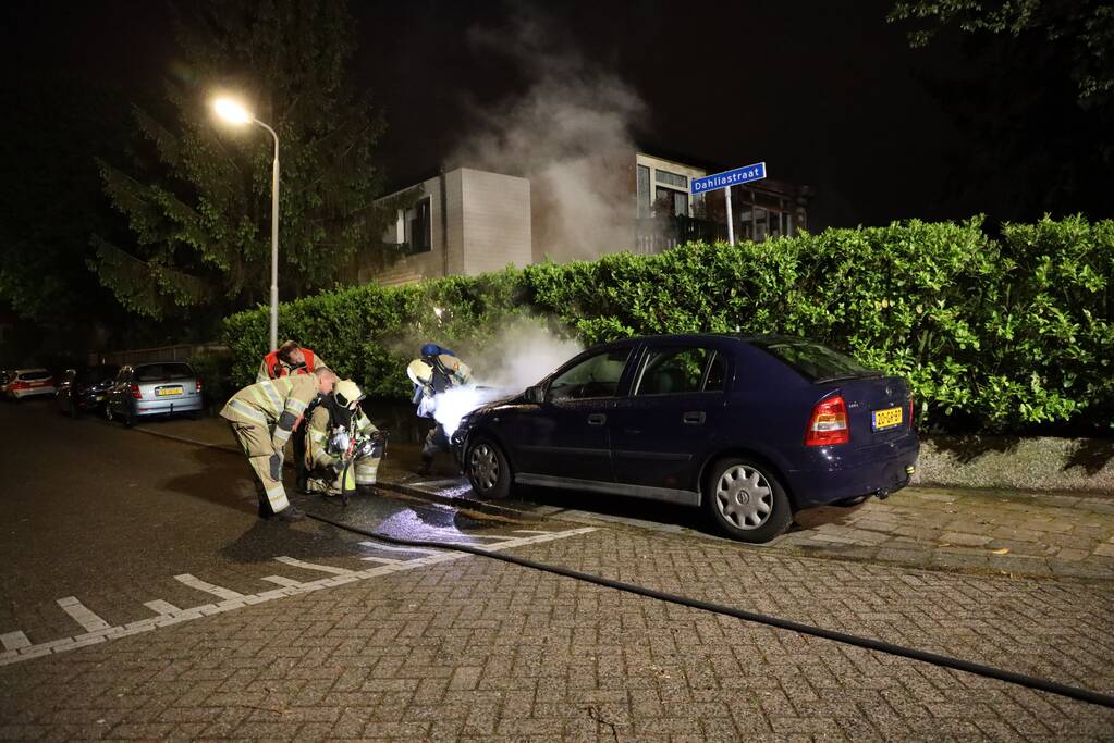 Voorzijde van auto in brand