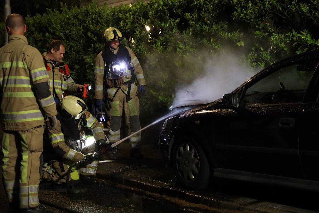 Voorzijde van auto in brand