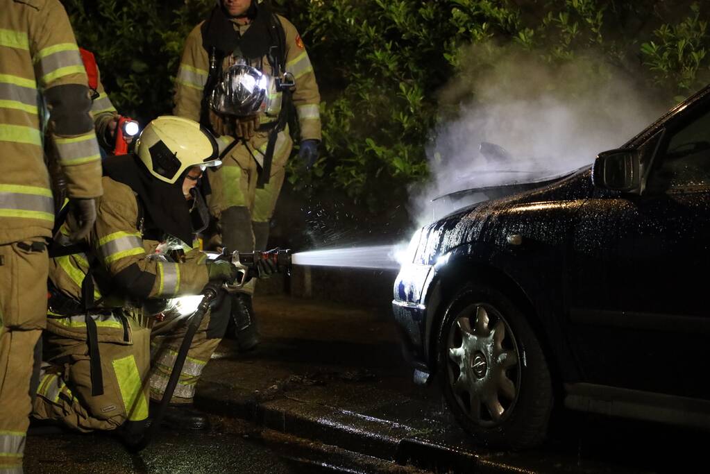 Voorzijde van auto in brand