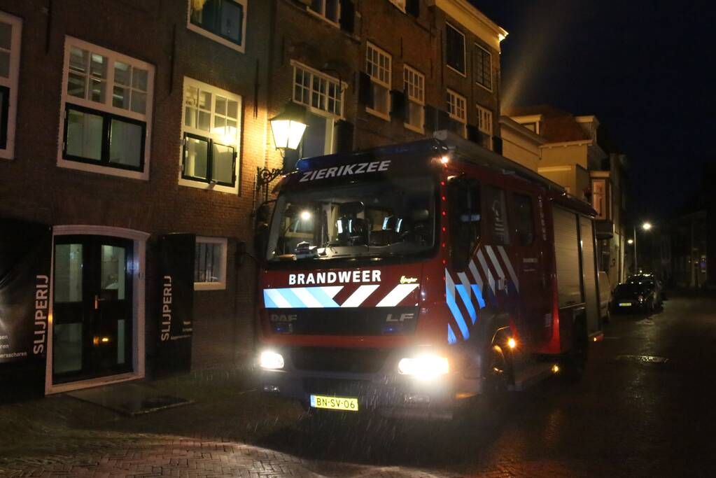 Brandweer doet onderzoek naar brandlucht