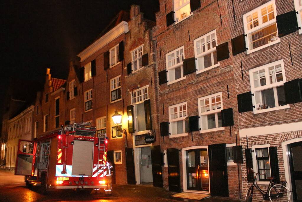 Brandweer doet onderzoek naar brandlucht
