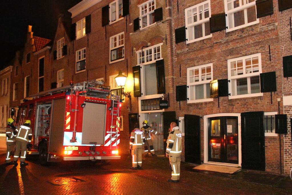 Brandweer doet onderzoek naar brandlucht
