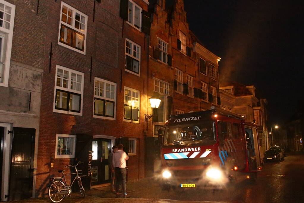 Brandweer doet onderzoek naar brandlucht
