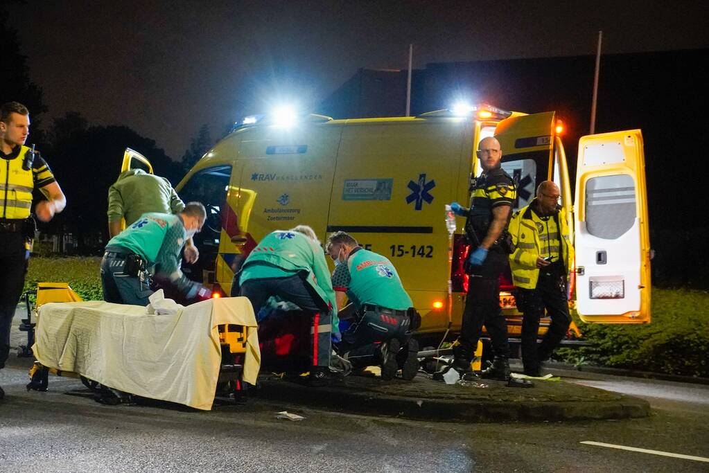 Persoon zwaargewond na ongeval met motorscooter