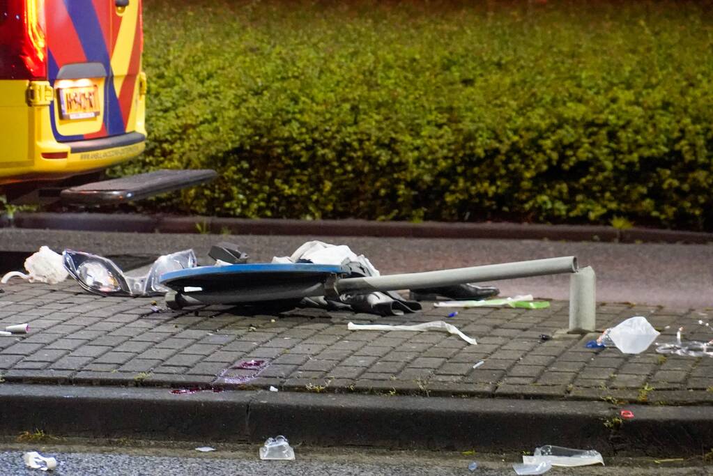 Persoon zwaargewond na ongeval met motorscooter