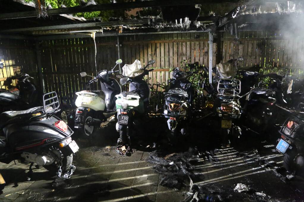 Fietsenstalling vliegt in brand, meerdere scooters verwoest