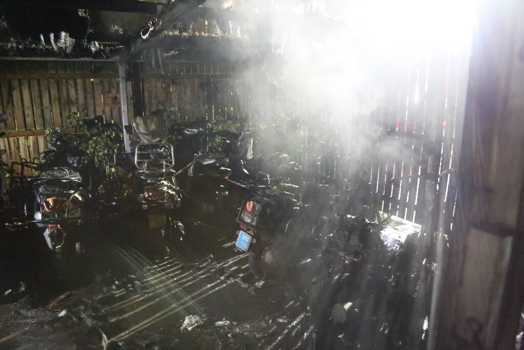 Fietsenstalling vliegt in brand, meerdere scooters verwoest