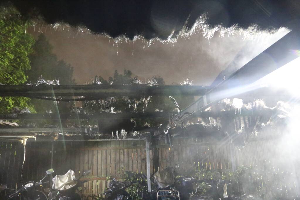 Fietsenstalling vliegt in brand, meerdere scooters verwoest