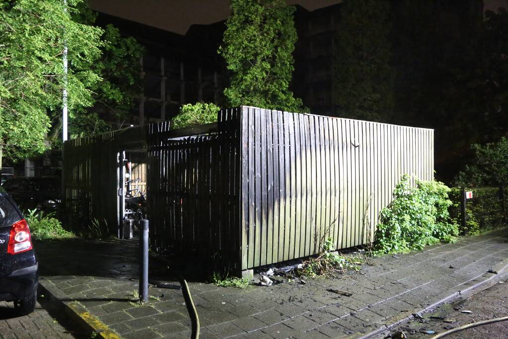 Fietsenstalling vliegt in brand, meerdere scooters verwoest