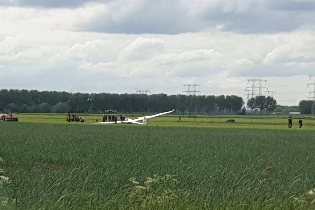 Zweefvliegtuig maakt noodlanding in weiland