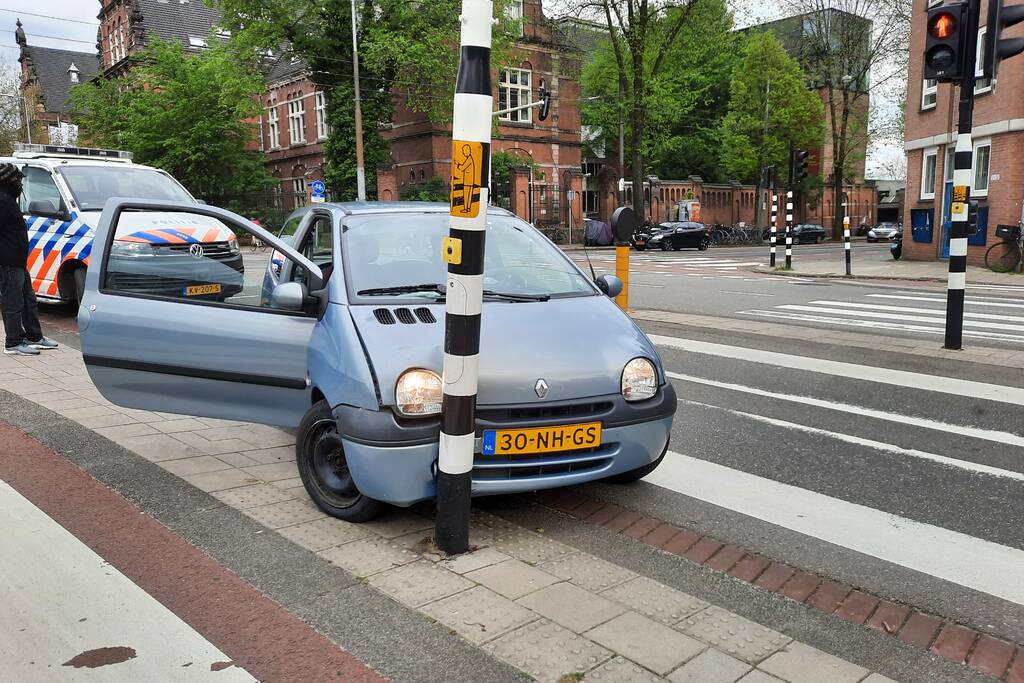 Auto rijdt tegen verkeerslicht