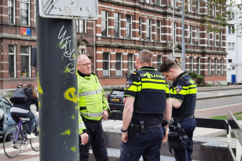 Auto rijdt tegen verkeerslicht