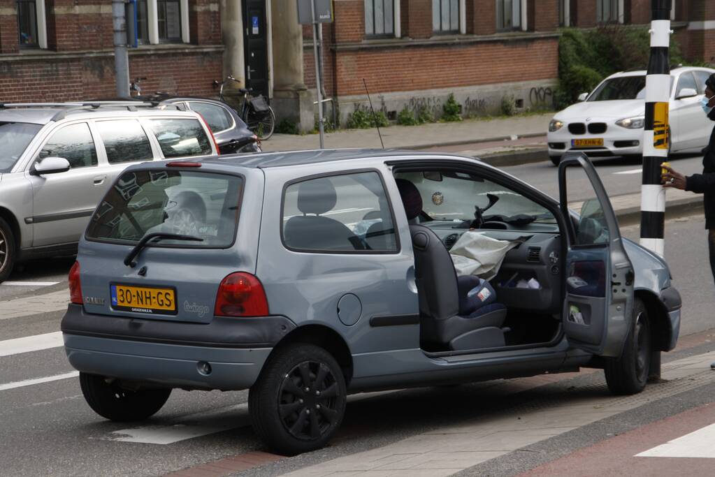 Auto rijdt tegen verkeerslicht