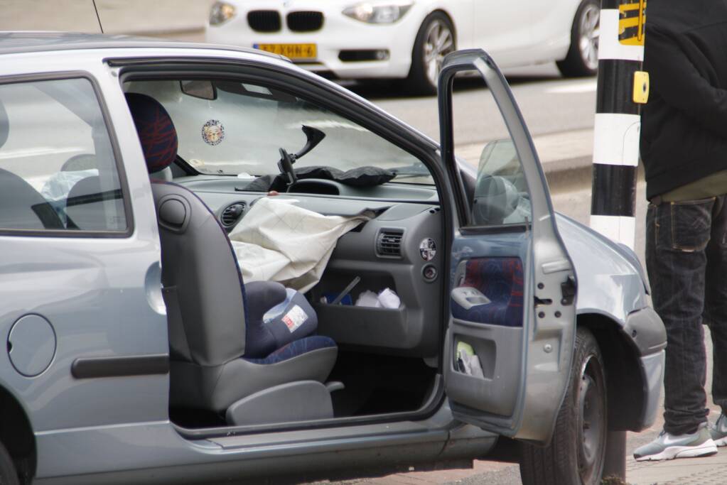 Auto rijdt tegen verkeerslicht