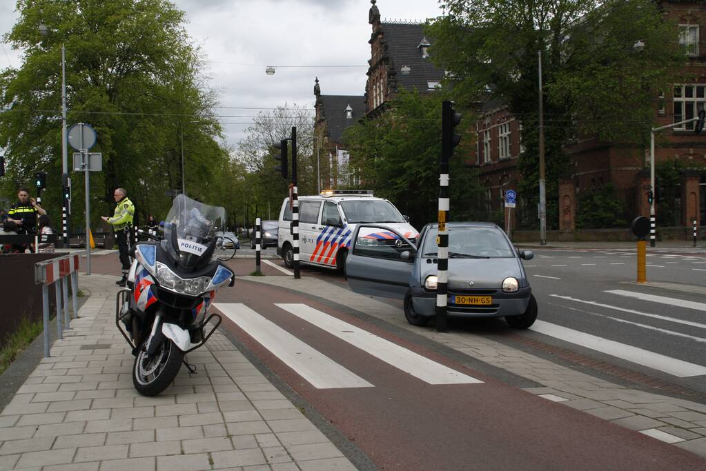 Auto rijdt tegen verkeerslicht