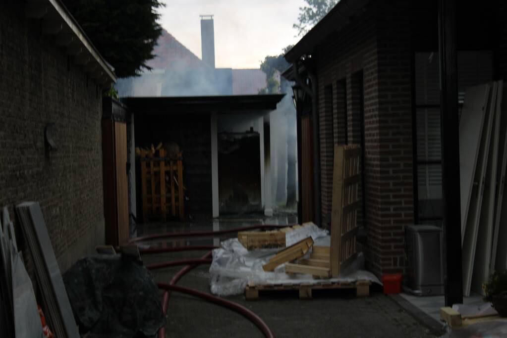 Flinke brand in schuur van woning